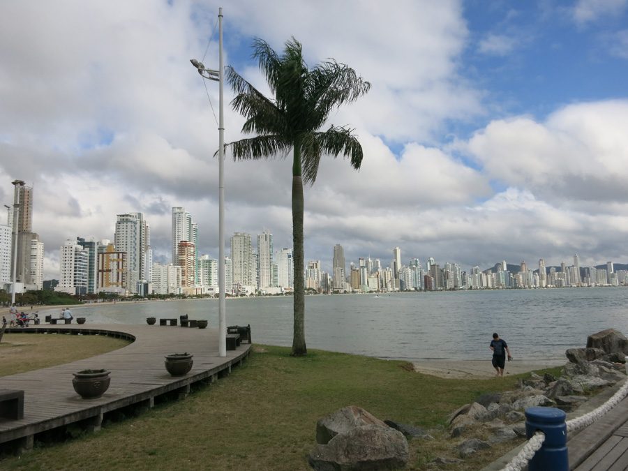 as-melhores-praias-de-balneario-camboriu-barra-sul-praça