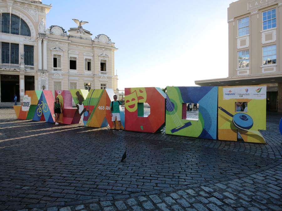 o-que-fazer-em-salvador-roteiro-de-1-dia-praça-tome-de-souza-letreiro